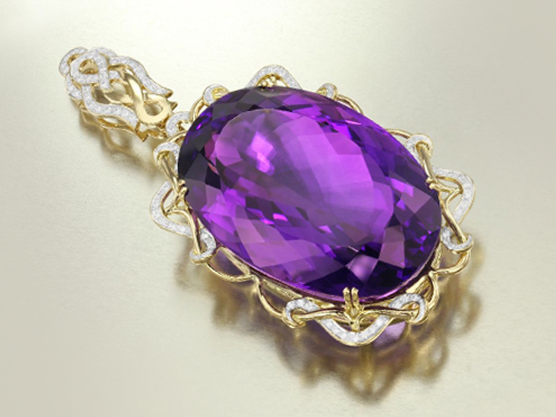 Goldpendant with amethyst