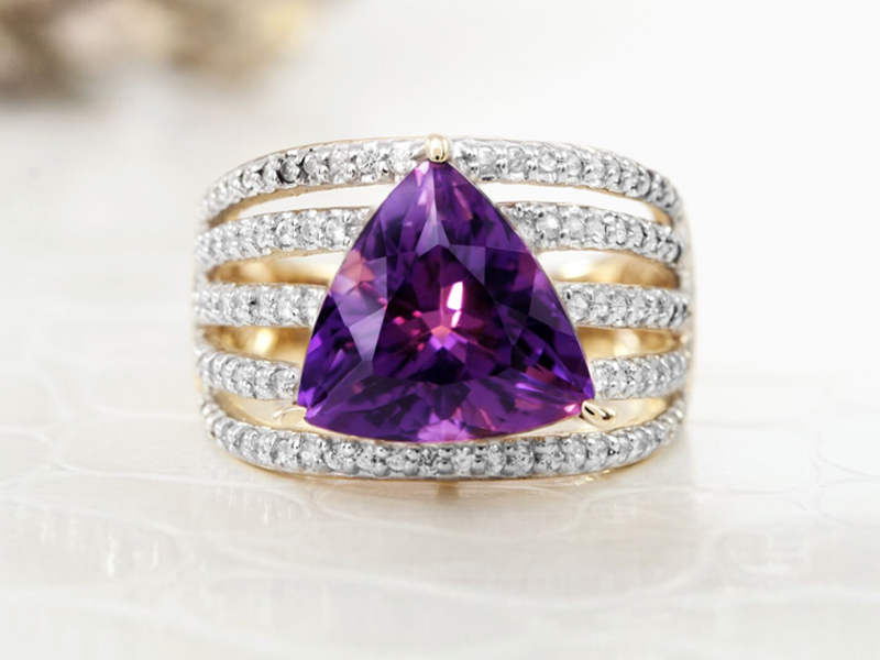 Goldring with amethyst